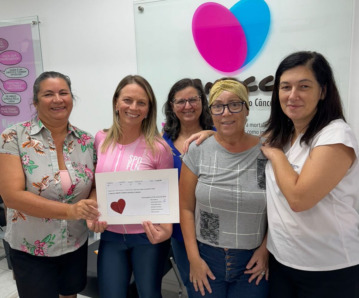 AMUCC recebe doação em dinheiro de grupo de ciclistas mulheres