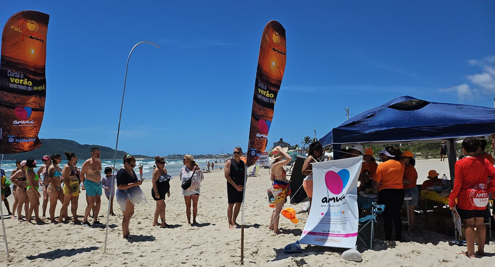 AMUCC Realiza Ação “Sol e Saúde” com Sucesso na Praia dos Ingleses, Focando em Prevenção e Orientação Especializada